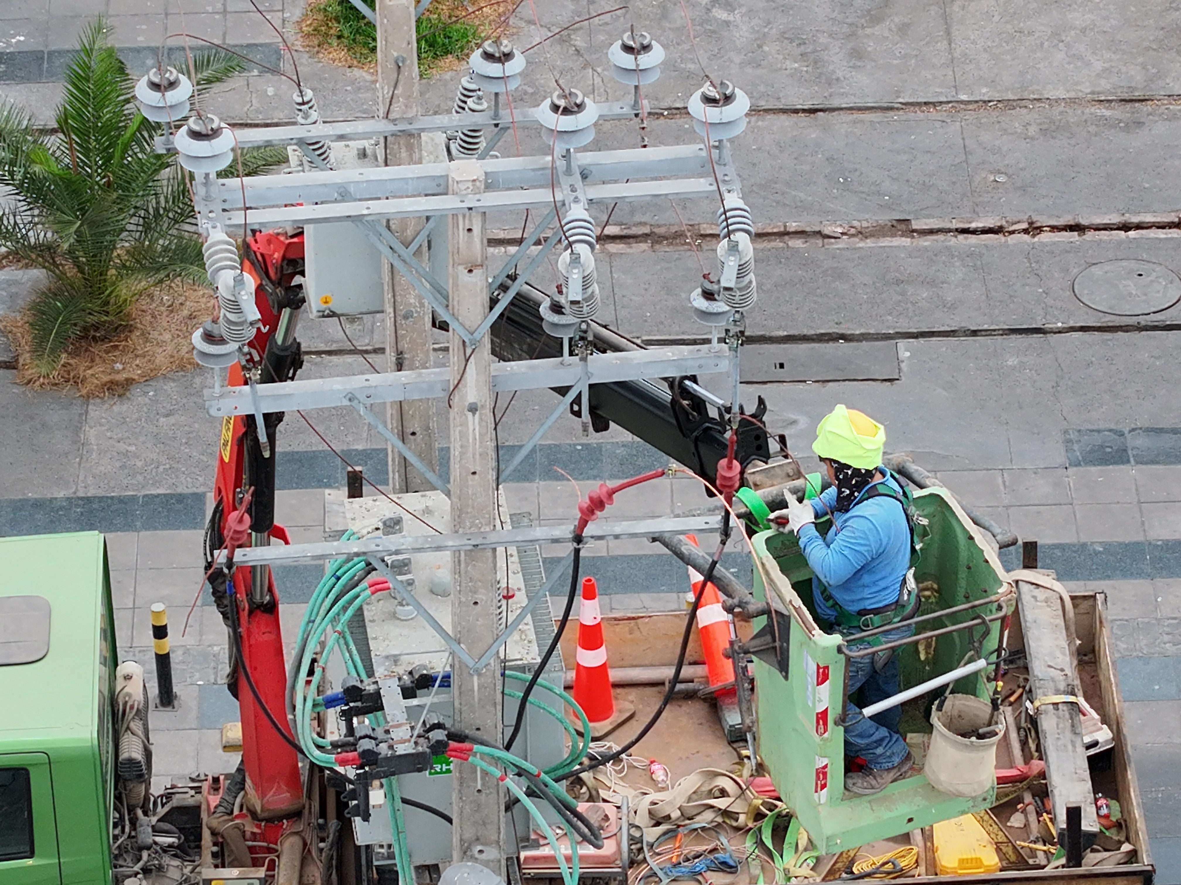 Mantenimiento de infraestructura eléctrica aérea en el Teatro Municipal